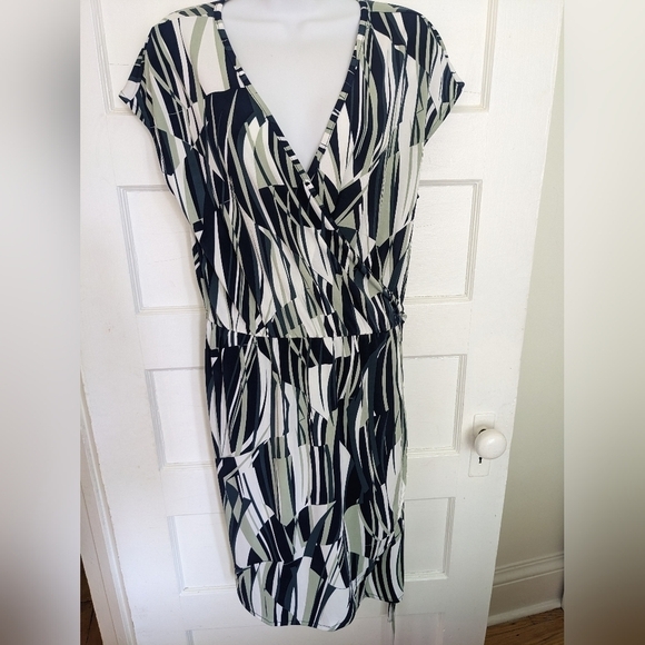 BANANA REPUBLIC GREEN WHITE & BLACK ABSTRACT SAFARI STYLE WRAP DRESS SIZ… - Picture 10 of 13